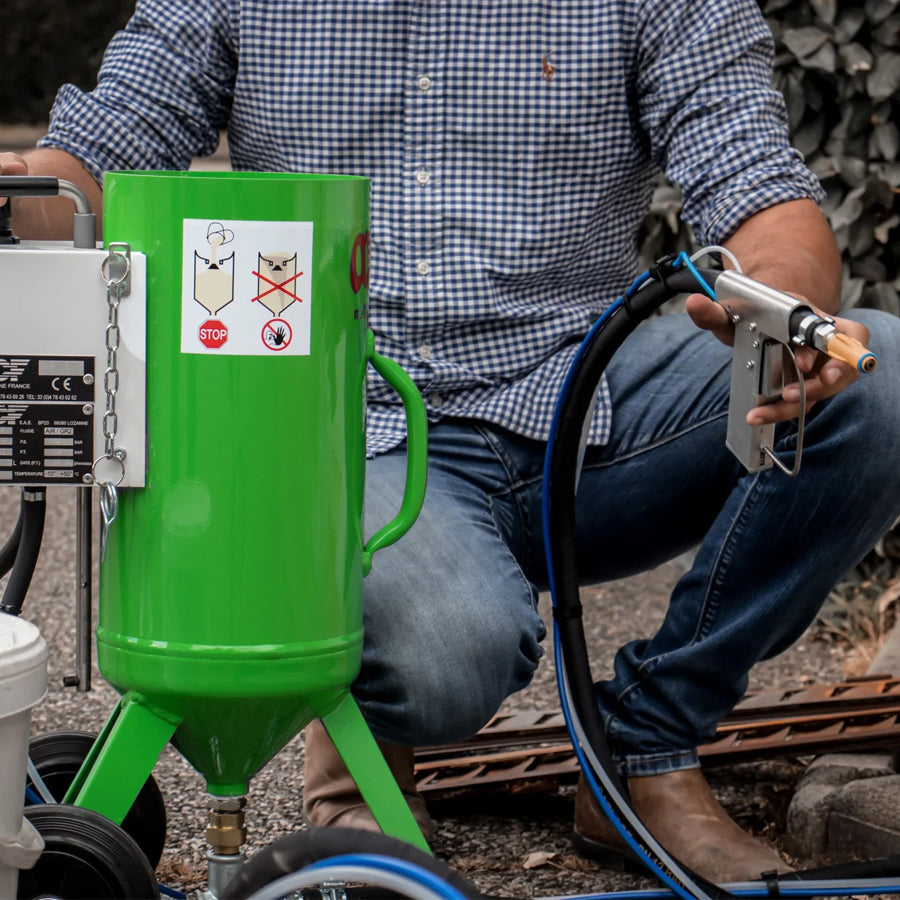 Appareil de sablage basse pression Colibri, capacité de 8 litres, pression de sablage de 0,5-7 bar, également disponible en kit complet avec compresseur