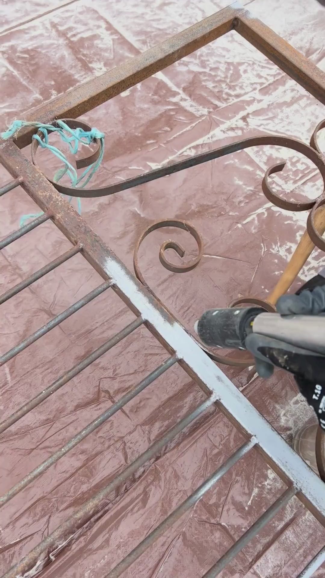 Sabbiatrice a bassa pressione Topolino, capacità di 18 litri, pressione di sabbiatura 0,5-7 bar, disponibile anche come kit completo con compressore